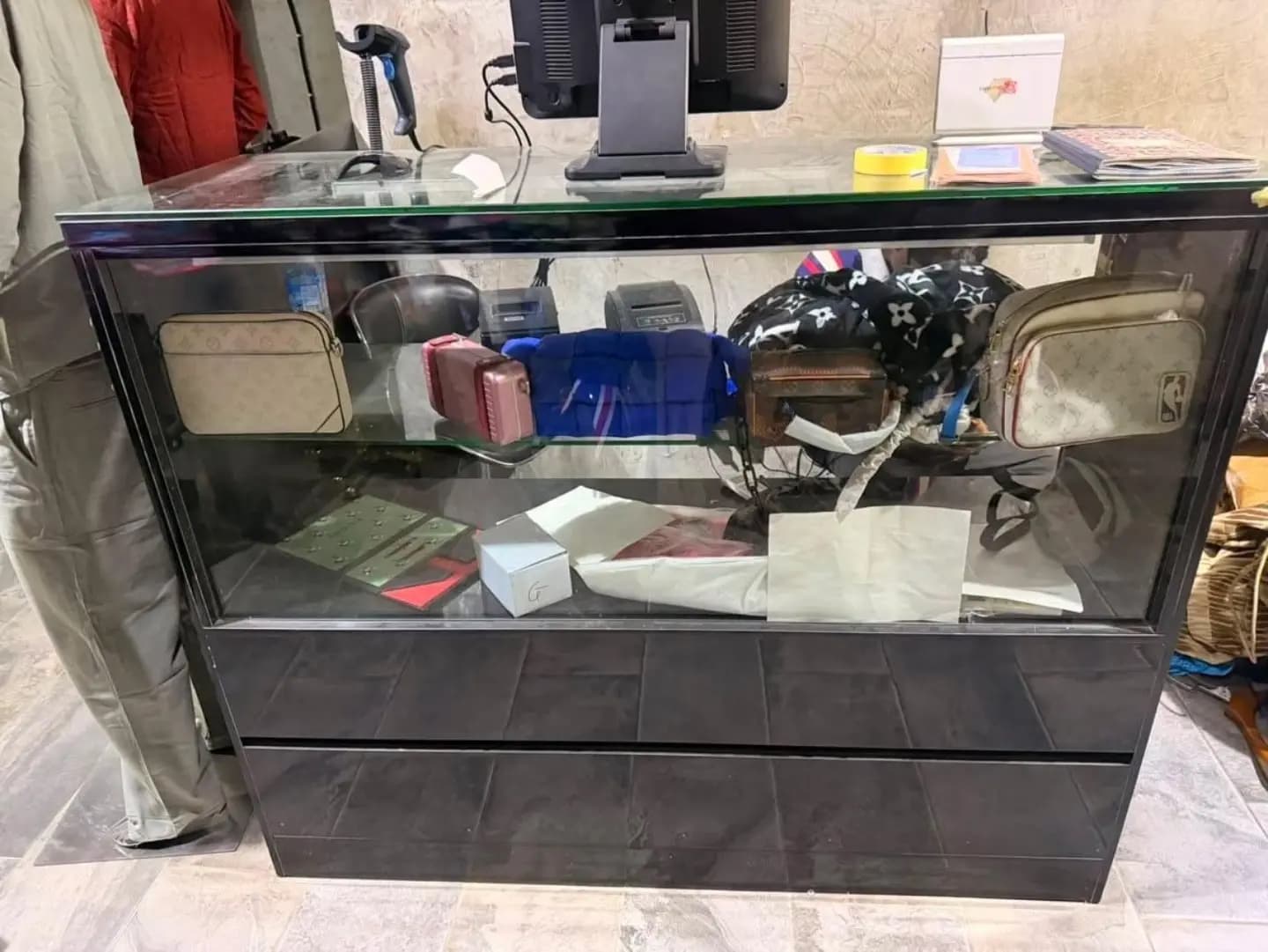 Display Shelf with Glass